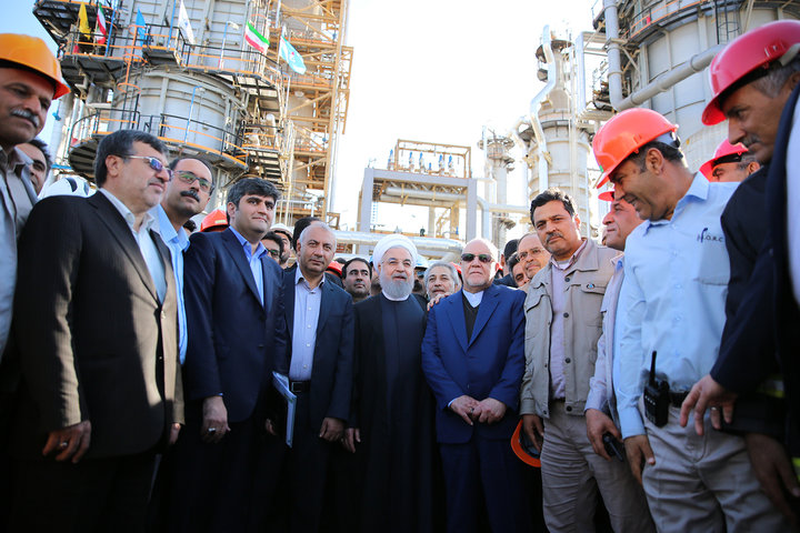 رئیس جمهوری و وزیر نفت در جمع کارکنان پالایشگاه بندرعباس