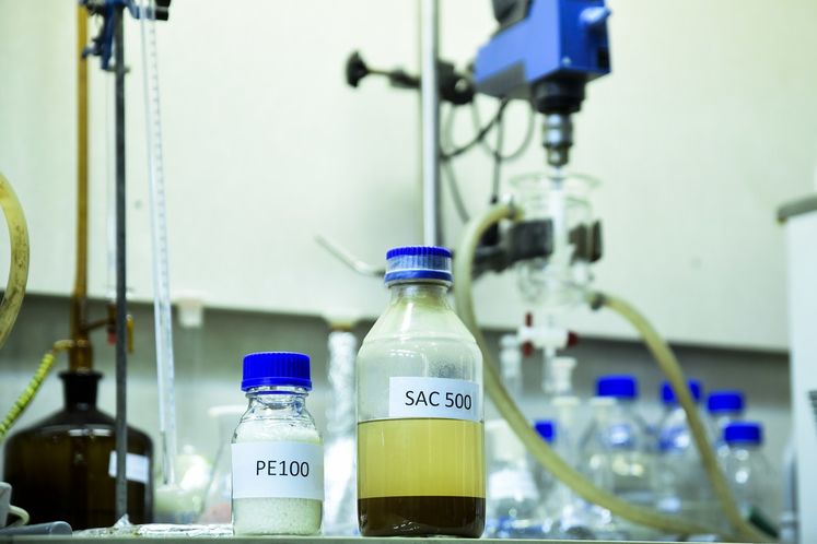 بومی‌سازی مواد شیمیایی پر مصرف صنعت نفت در جهاد دانشگاهی