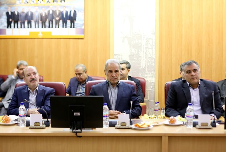 از راست به چپ: محسن پاک‌نژاد، معاون وزیر نفت در امور نظارت بر منابع هیدروکربوری، معاون برنامه‌ریزی وزیر نفت، معاون وزیر نفت در امور گاز