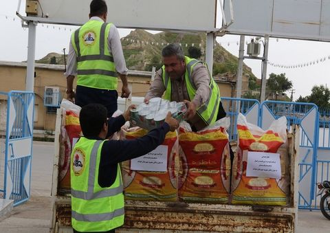 تامین غذای گرم برای سیل‌زدگان از سوی نفت و گاز مسجدسلیمان