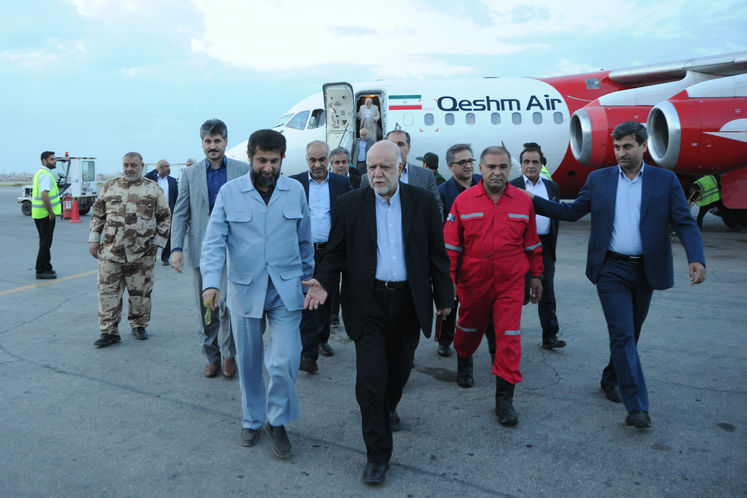 استقبال غلامرضا شریعتی، استاندار خوزستان از وزیر نفت در فرودگاه اهواز