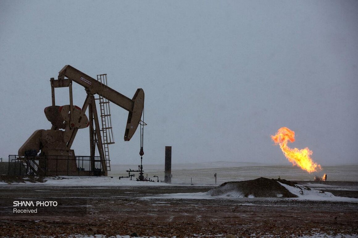 Oil gains ground on outlook for global deficit this quarter