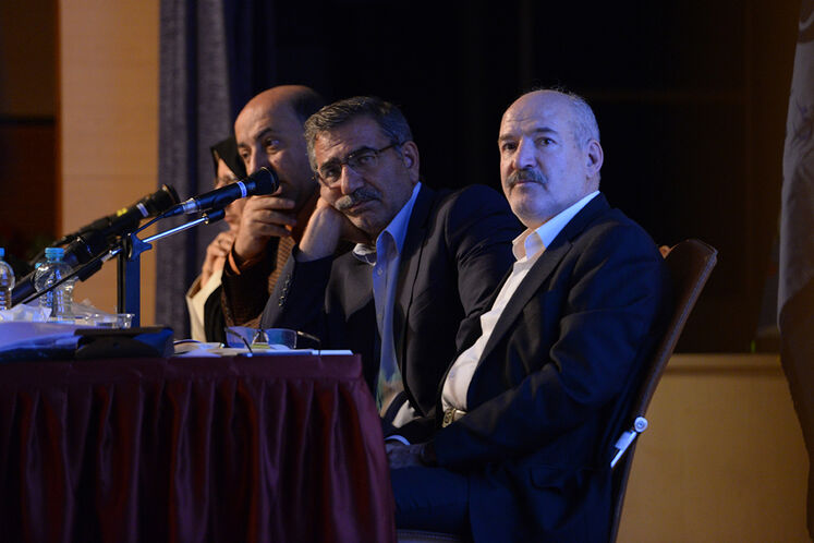 از راست به چپ: حسن منتظر تربتی، حمیدرضا عراقی، مدیرعامل پیشین شرکت ملی گاز ایران و حبیباله سمیع، مدیرعامل سازمان بهداشت و درمان صنعت نفت