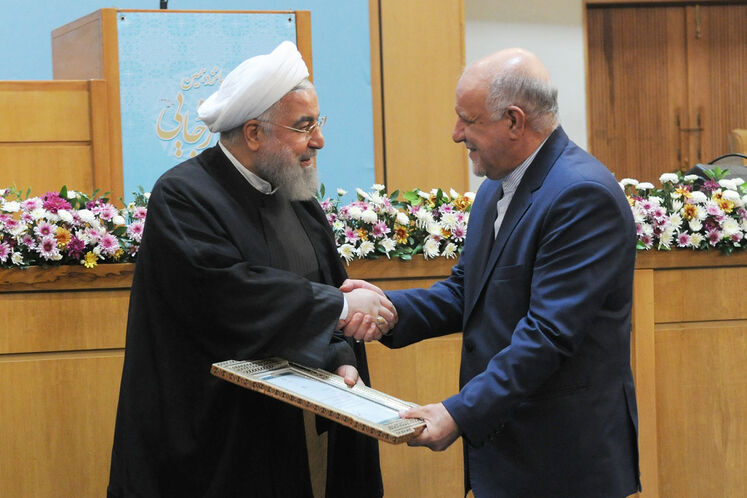 از چپ به راست: دکتر حسن روحانی، رئیس جمهوری و بیژن زنگنه، وزیر نفت