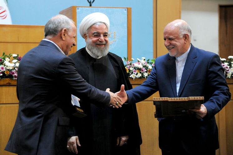 از راست به چپ: بیژن زنگنه، وزیر نفت، دکتر حسن روحانی، رئیس جمهوری و جمشید انصاری، معاون رئیس جمهور و رئیس سازمان اداری و استخدامی کشور
