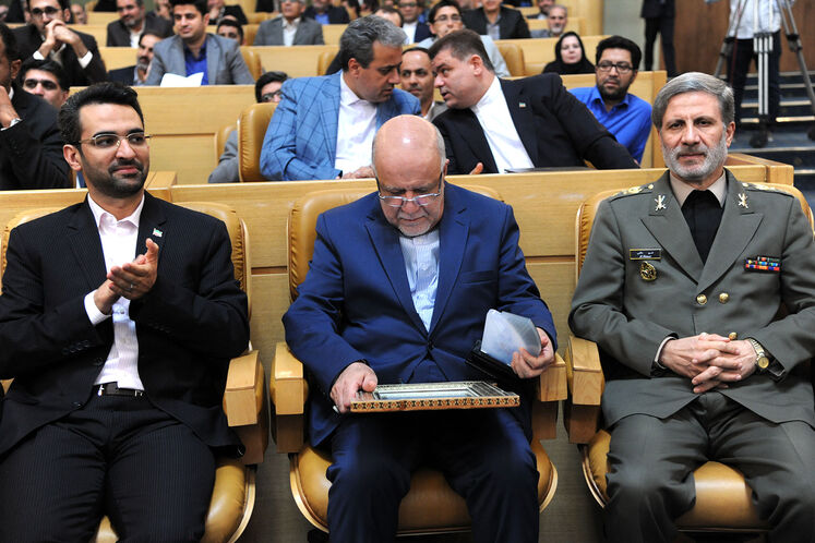 از راست به چپ: امیر سرتیپ امیر حاتمی، وزیر دفاع و پشتیبانی نیروهای مسلح، بیژن زنگنه، وزیر نفت و محمدجواد آذری جهرمی، وزیر ارتباطات و فناوری اطلاعات