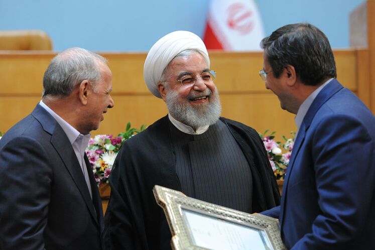 از راست به چپ: عبدالناصر همتی، رئیس کل بانک مرکزی، دکتر حسن روحانی، رئیس جمهوری و جمشید انصاری، معاون رئیس جمهور و رئیس سازمان اداری و استخدامی کشور