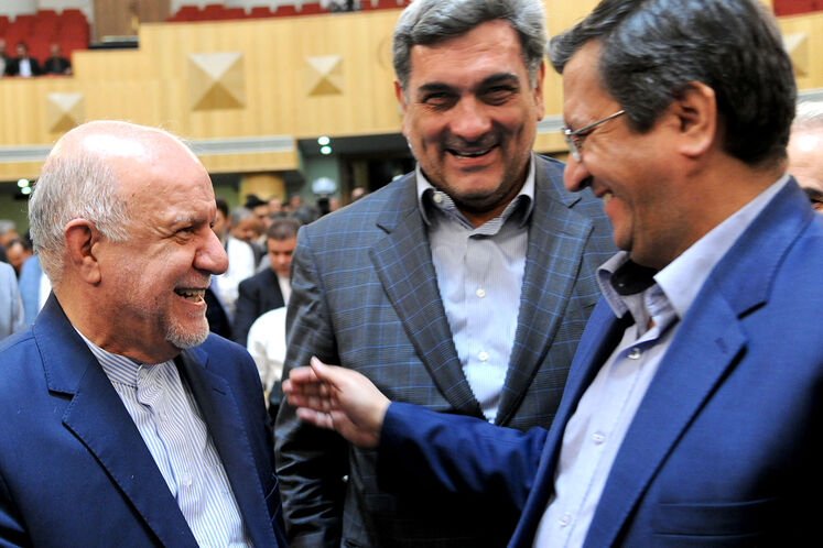  از ارست به چپ: عبدالناصر همتی، رئیس کل بانک مرکزی، پیروز حناچی، شهردار تهران و بیژن زنگنه، وزیر نفت