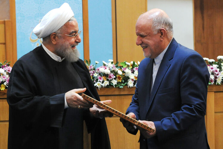 از چپ به راست: دکتر حسن روحانی، رئیس جمهوری و بیژن زنگنه، وزیر نفت