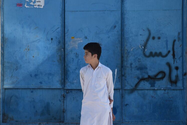 پسر بچه زاهدانی در یکی از محله‌های شهر زاهدان