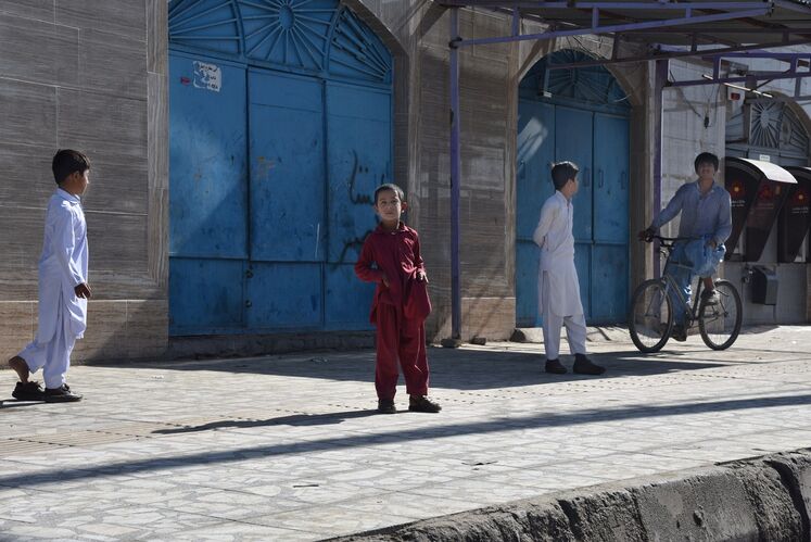 بازی کودکان زاهدانی در کوچه‌ای از محله‌های شهر زاهدان
