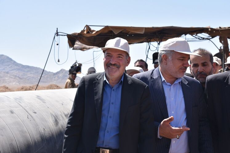 از چپ به راست: حسن منتظرتربتی، مدیرعامل شرکت ملی گاز ایران؛ احمدعلی موهبتی استاندار سیستان و بلوچستان