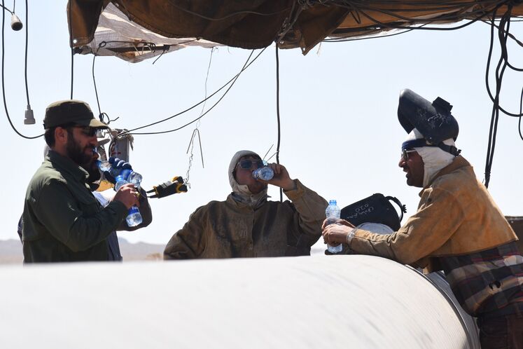 مردان کار در سختترین شرایط دست از کار نمیکشند تا در کمترین زمان مردم شهر زاهدان از نعمت گاز طبیعی بهرهمند شوند