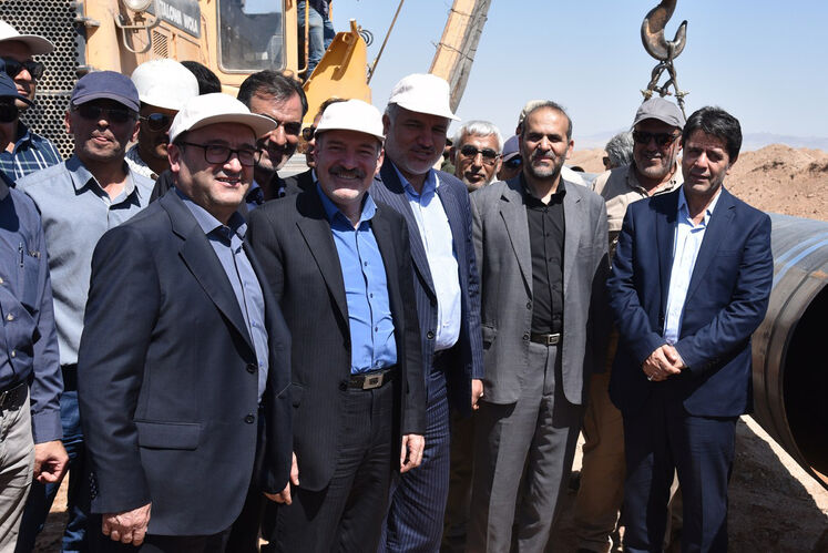 از راست به چپ: سعید مومنی، مدیر گازرسانی شرکت ملی گاز ایران؛ حمید شاپور، مدیرعامل گروه نیرو گستر؛ احمدعلی موهبتی، استاندار سیستان و بلوچستان؛ حسن منتظرتربتی، مدیرعامل شرکت ملی گاز ایران؛ بهرام صلواتی، مدیرعامل شرکت مهندسی و توسعه گاز ایران