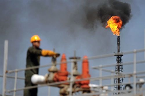 حمله به تأسیسات نفتی عربستان قیمت نفت را به ۱۰۰ دلار می‌رساند