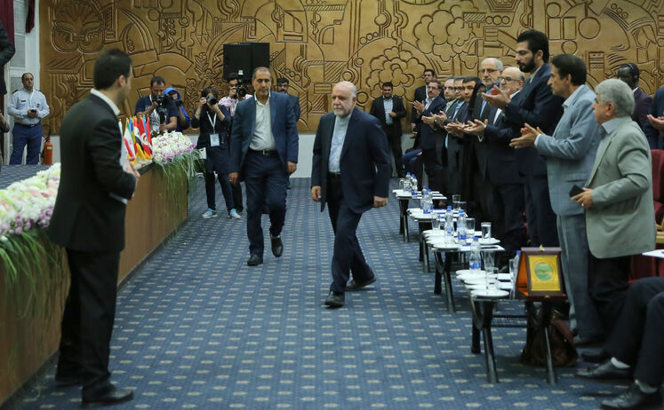 بیژن زنگنه، وزیر نفت برای سخنرانی در آیین گشایش رسمی سیزدهمین نمایشگاه بین‌المللی ایران پلاست به پشت تریبون می‌رود