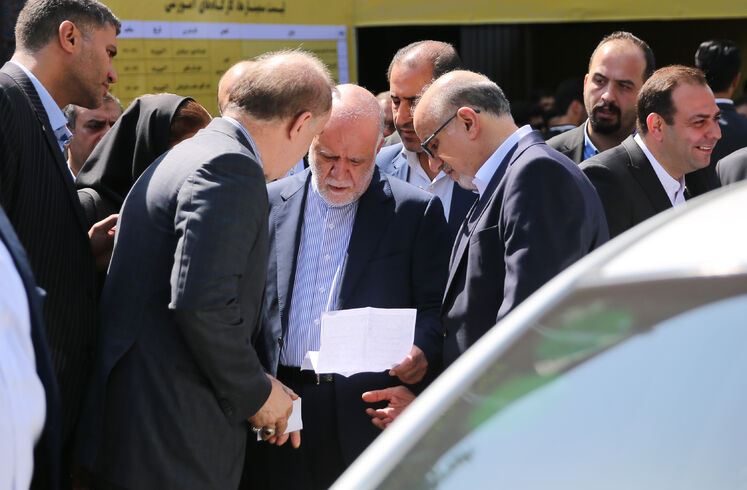 بیژن زنگنه، وزیر نفت پس از پایان آیین گشایش رسمی سیزدهمین نمایشگاه بین‌المللی ایران پلاست در حال ترک نمایشگاه است