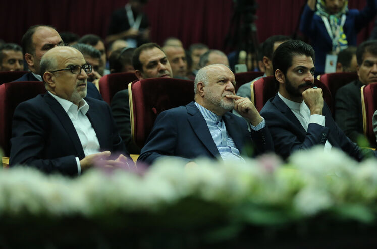 از راست: آیدین ختلان، دستیار ارشد وزیر نفت، بیژن زنگنه، وزیر نفت، بهزاد محمدی، مدیرعامل شرکت ملی صنایع پتروشیمی