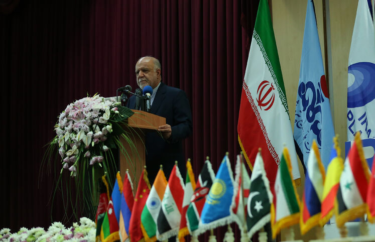 بیژن زنگنه، وزیر نفت، در حال سخنرانی در آیین گشایش رسمی سیزدهمین نمایشگاه بین‌المللی ایران پلاست