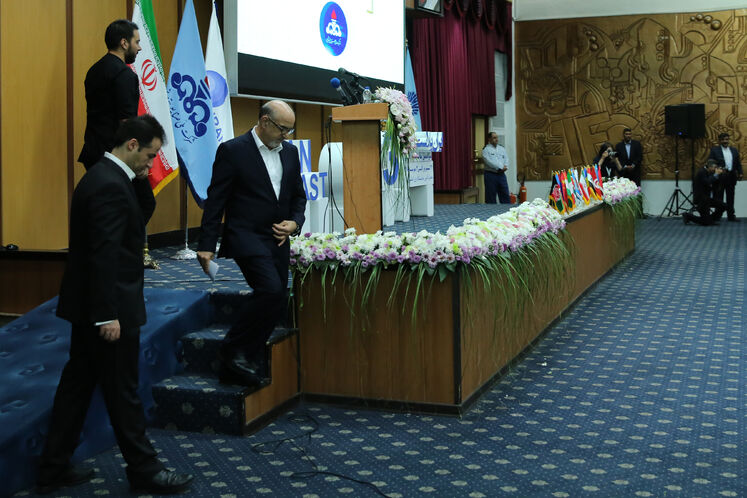 بهزاد محمدی، مدیرعامل شرکت ملی صنایع پتروشیمی در حال سخنرانی در آیین گشایش رسمی سیزدهمین نمایشگاه بین‌المللی ایران پلاست