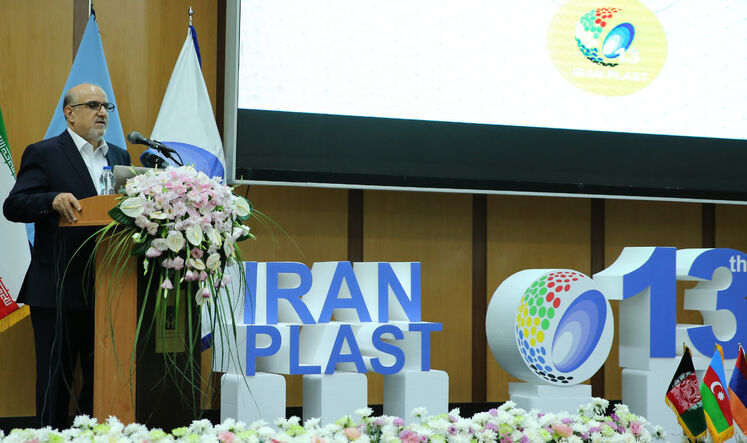 بهزاد محمدی، مدیرعامل شرکت ملی صنایع پتروشیمی در حال سخنرانی در آیین گشایش رسمی سیزدهمین نمایشگاه بین‌المللی ایران پلاست