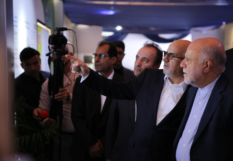 از راست: بیژن زنگنه،وزیر نفت و بهزاد محمدی، مدیرعامل شرکت ملی صنایع پتروشیمی