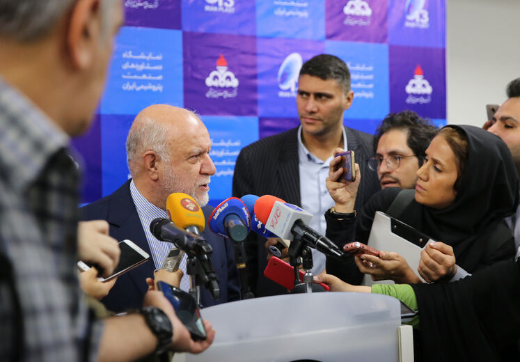 بیژن زنگنه، وزیر نفت پس از پایان آیین گشایش رسمی سیزدهمین نمایشگاه بین‌المللی ایران پلاست در جمع خبرنگاران به پرسش‌های آنان پاسخ می‌دهد