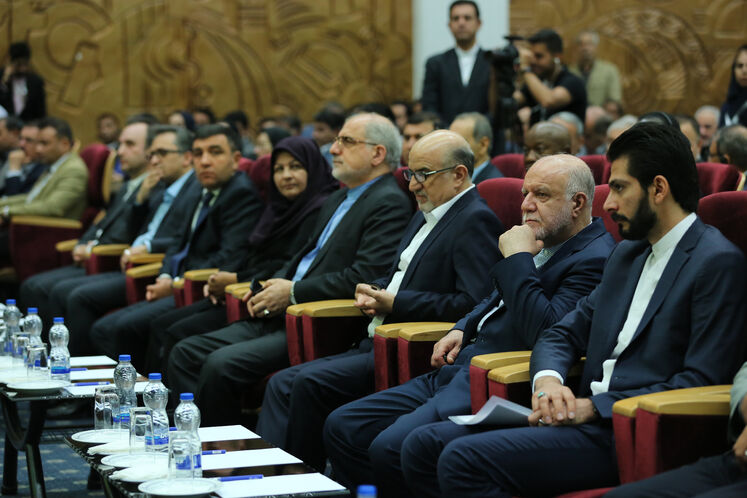 از راست: آیدین ختلان، دستیار ارشد وزیر نفت، بیژن زنگنه، وزیر نفت، بهزاد محمدی، مدیرعامل شرکت ملی صنایع پتروشیمی 