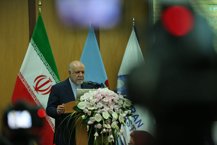 بیژن زنگنه، وزیر نفت در حال سخنرانی در آیین گشایش رسمی سیزدهمین نمایشگاه بین‌المللی ایران پلاست