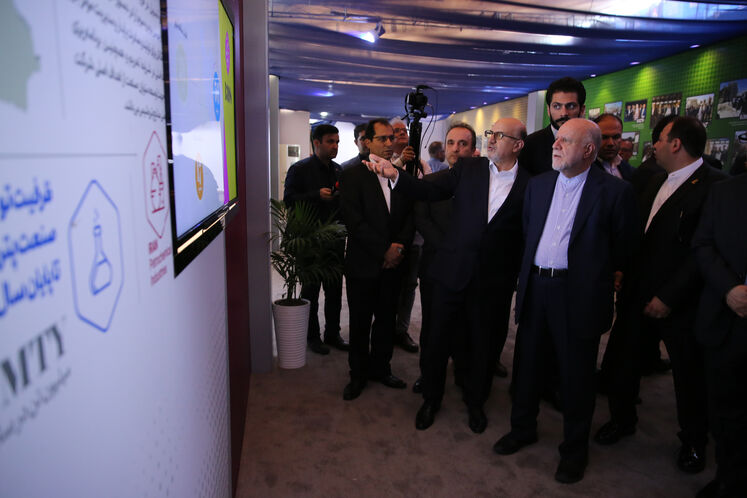 از راست: بیژن زنگنه، وزیر نفت و بهزاد محمدی، مدیرعامل شرکت ملی صنایع پتروشیمی