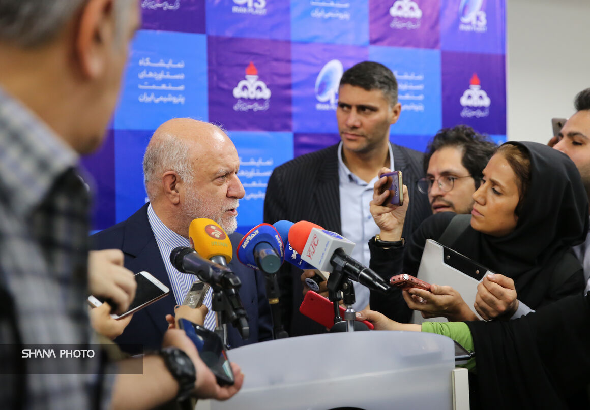 گفت‌وگوی وزیر نفت با خبرنگاران در حاشیه نمایشگاه ایران پلاست