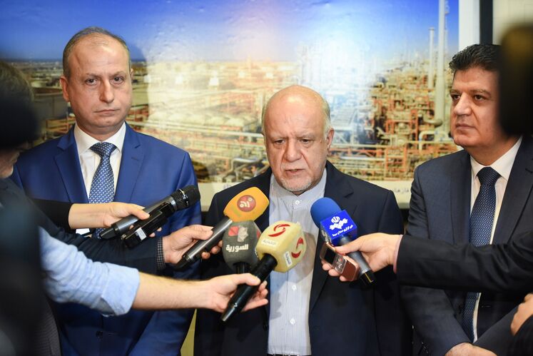 از راست به چپ: عدنان محمود سفیر سوریه در ایران- بیژن زنگنه، وزیر نفت ایران و علی سلیمان غانم، وزیر نفت و منابع معدنی سوریه