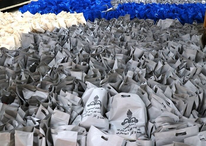 توزیع بیش از ۴ هزار بسته کمک‌آموزشی میان دانش‌آموزان آغاجاری