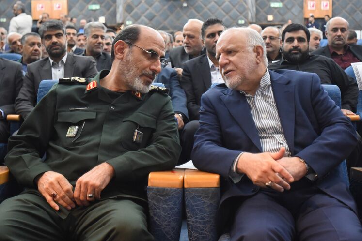 از راست به چپ: بیژن زنگنه، وزیر نفت، محمدحسین سپهر، جانشین رئیس سازمان بسیج مستضعفین