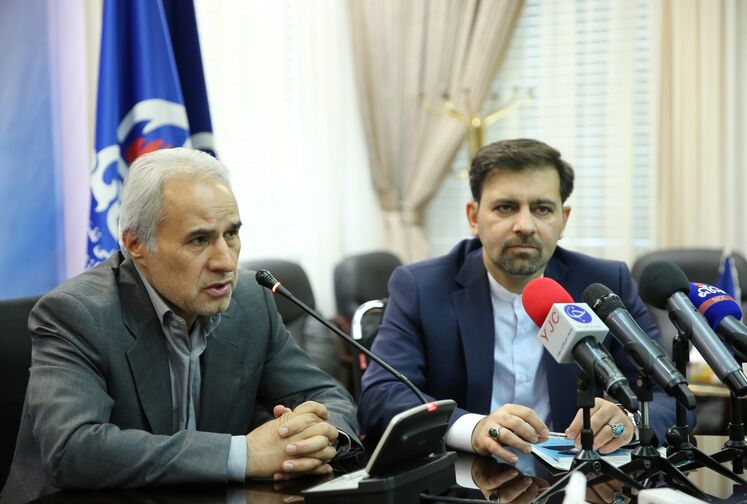 از راست :محسن دلاویز، مدیرعامل شرکت بهینه‌سازی مصرف سوخت و هوشنگ فلاحتیان، معاون وزیر نفت در امور برنامه‌ریزی