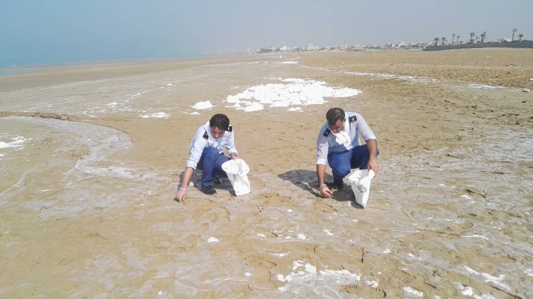 لکه‌های نفتی محدوده‌های عمومی سواحل استان بوشهر پاک‌سازی شده است