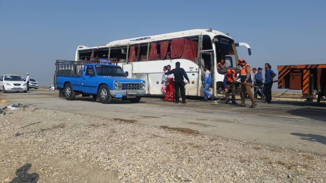 اعزام مصدومان حادثه اتوبوس کارکنان به بیمارستان‌های ماهشهر، آبادان و شادگان
