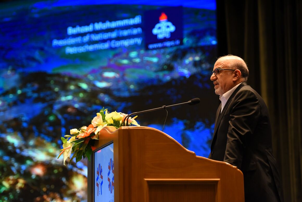 صنعت پتروشیمی روزانه ۶۵۰ هزار بشکه معادل نفت خوراک دریافت میکند صنعت پتروشیمی روزانه ۶۵۰ هزار بشکه معادل نفت خوراک دریافت میکند