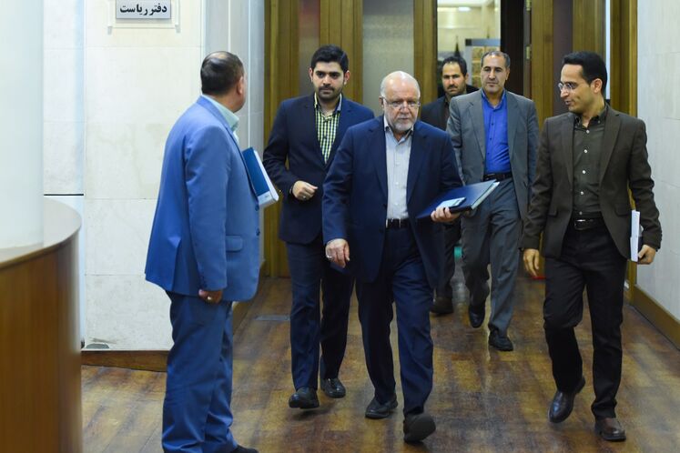 ورود بیژن زنگنه، وزیر نفت به ساختمان برنامه و بدجه برای شرکت در نشست شورای عالی آمایش سرزمین