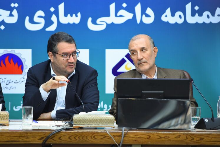 از راست به چپ: عزیز اکبریان، رئیس کمیسیون صنایع و معادن مجلس شورای اسلامی و رضا رحمانی،  وزیر صنعت، معدن و تجارت