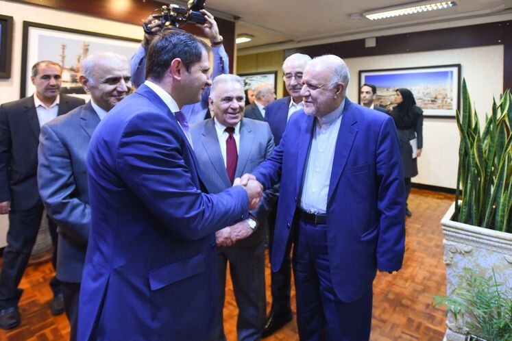 راست: بیژن زنگنه وزیر نفت ایران، چپ: سورن پاپیکیان، وزیر مدیریت منطقه‌ای و زیرساخت‌های ارمنستان