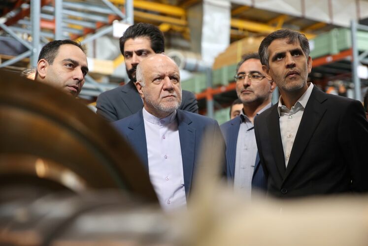 از راست: سعید محمدزاده، معاون وزیر نفت در امور مهندسی، پژوهش و فناوری و بیژن زنگنه، وزیر نفت