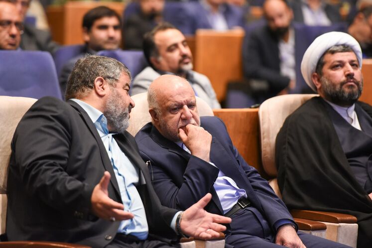 از راست: بیژن زنگنه، وزیر نفت، سردار غلامرضا جلالی، رئیس سازمان پدافند غیرعامل