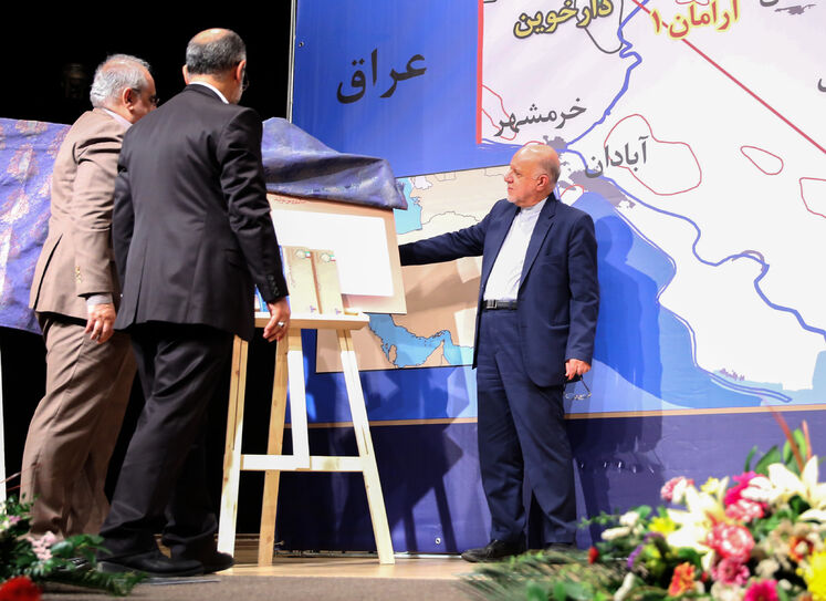  بیژن زنگنه، وزیر نفت در حال رونمایی از اطلس اکتشافات میادین نفت و گاز ایران