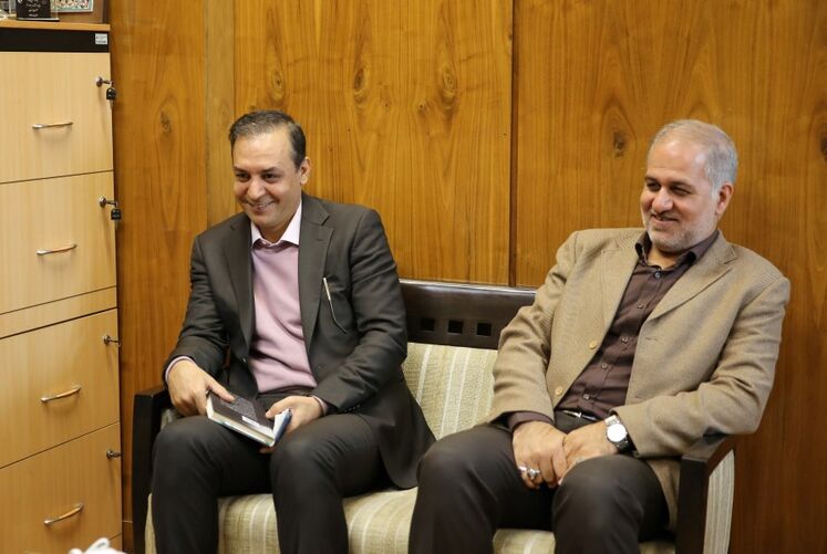از راست: محمد عسگری، رئیس روابط عمومی شرکت ملی گاز ایران و محمد ناصری، مشاور مدیرکل روابط عمومی وزارت نفت
