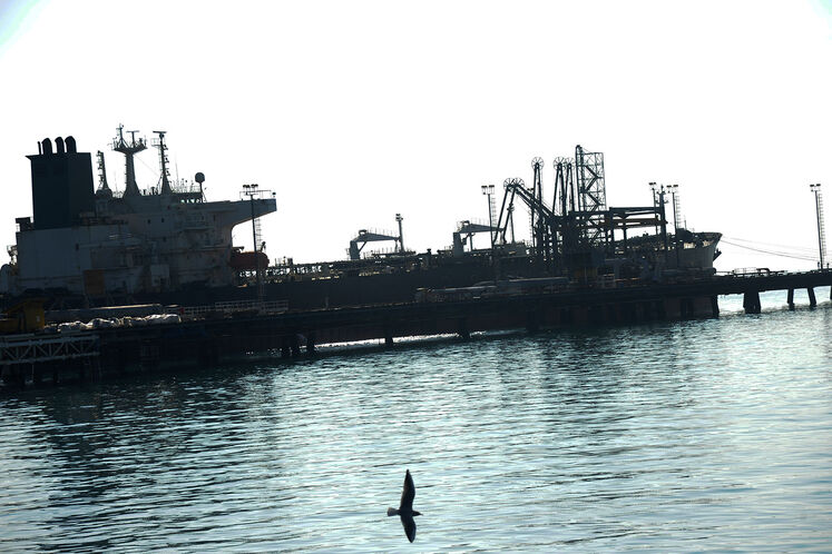 نمایی ازبارگیری یک نفت کش در اسکله تی ،جزیره خارک
