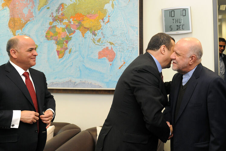 بیژن زنگنه، وزیر نفت در حال احوالپرسی با محمد ارکاب، وزیر انرژی و معادن الجزایر، مانوئل کودو، وزیر نفت ونزوئلا و ررئیس دوره‌ای اوپک