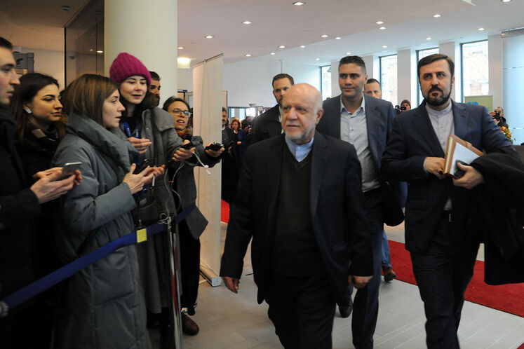 ورود بیژن زنگنه، وزیر نفت به محل دبیرخانه اوپک