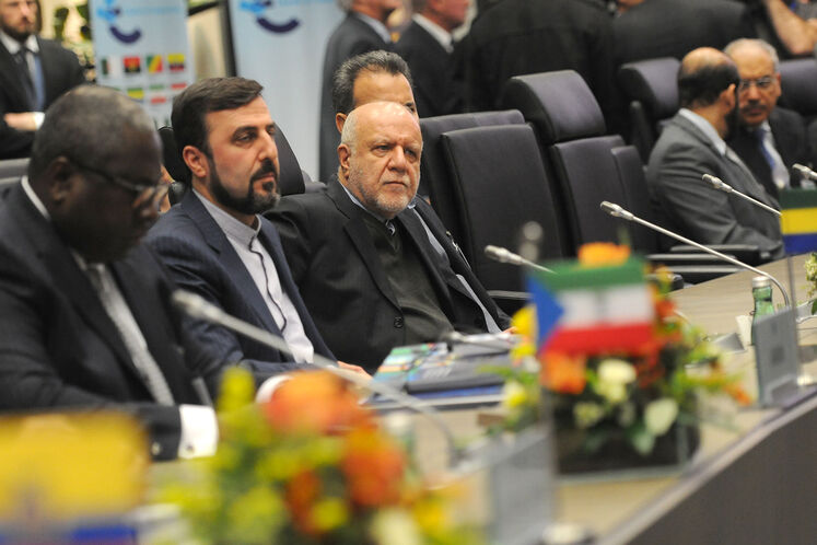 بیژن زنگنه، وزیر نفت و کاظم غریب‌آبادی، سفیر و نماینده دائم ایران در آژانس بین‌المللی انرژی اتمی