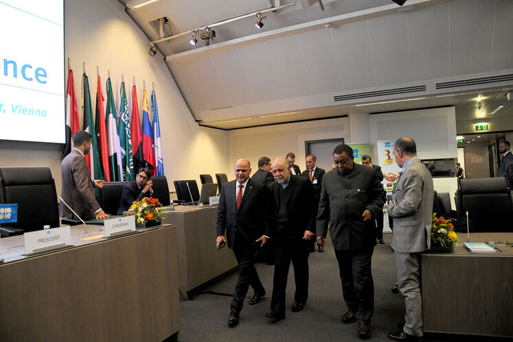 از راست: محمد سانوسی بارکیندو، دبیرکل اوپک، بیژن زنگنه، وزیر نفت و مانوئل کودو، وزیر نفت ونزوئلا و رئیس دوره‌ای اوپک